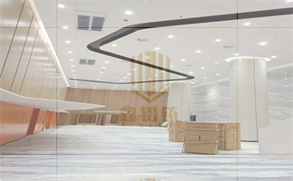 淮安食博中心+白色包柱铝单板4+橙色+木纹铝单板.jpg